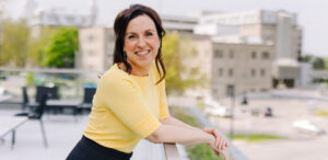 Stéphanie Dupuis sur la terrasse du Musée d'art de Joliette