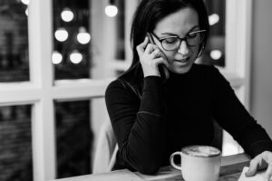 Stéphanie au téléphone